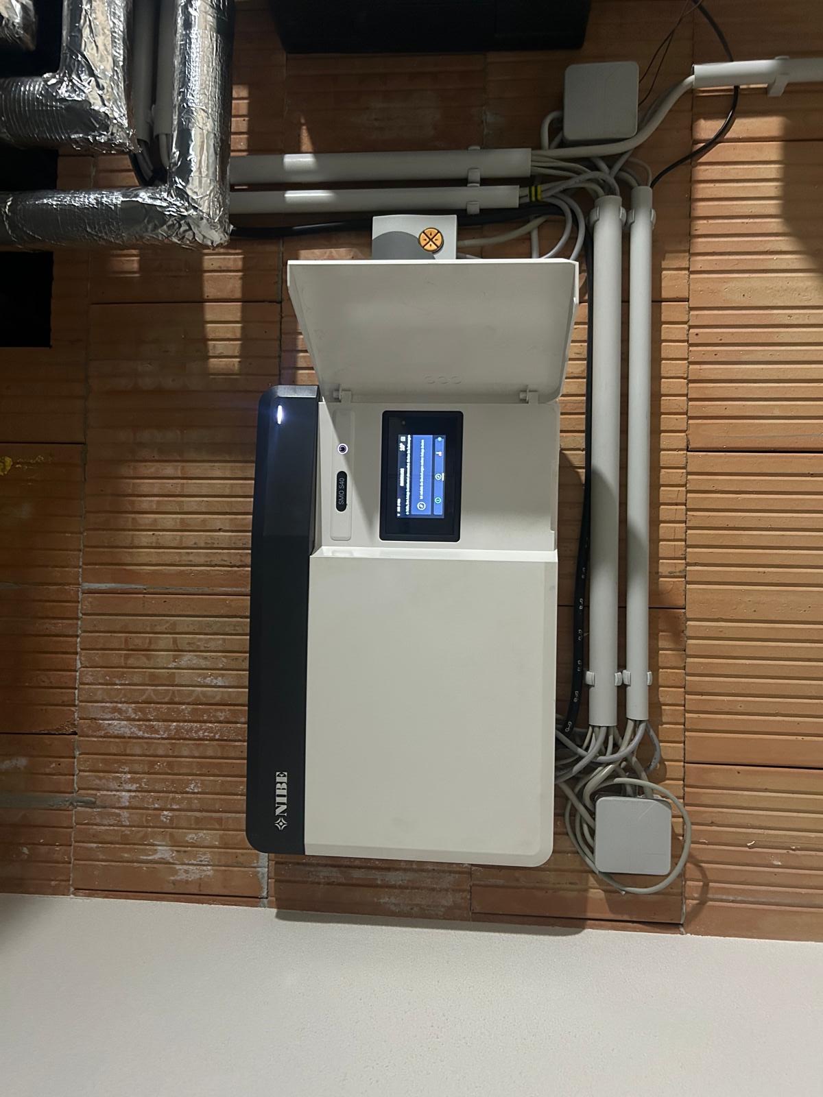 Unitate de comandă pentru pompă de căldură instalată de Electro Serv T.F. într-o cameră tehnică