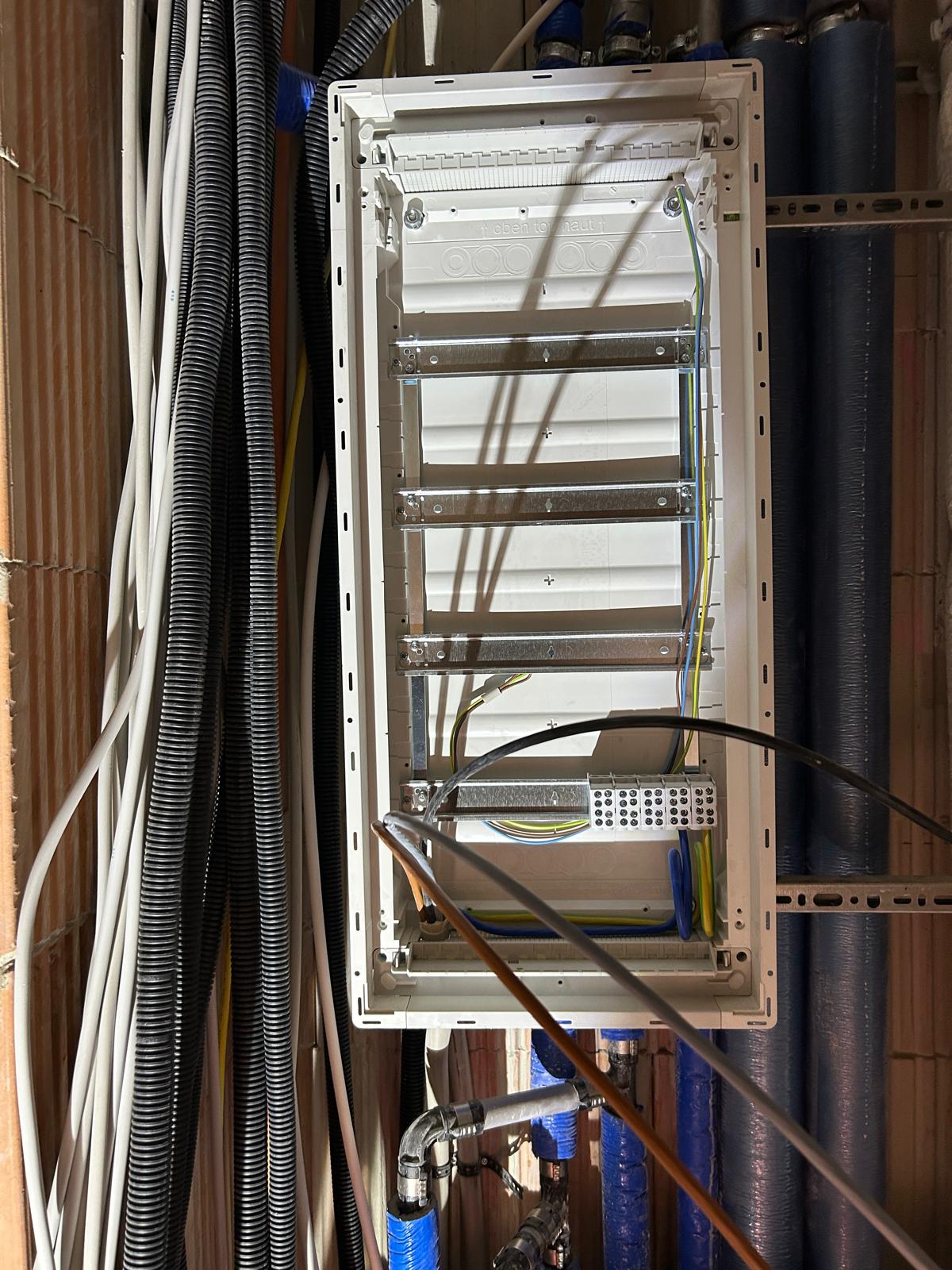 Tablou electric în execuție — instalație electrică nouă realizată de Electro Serv T.F.