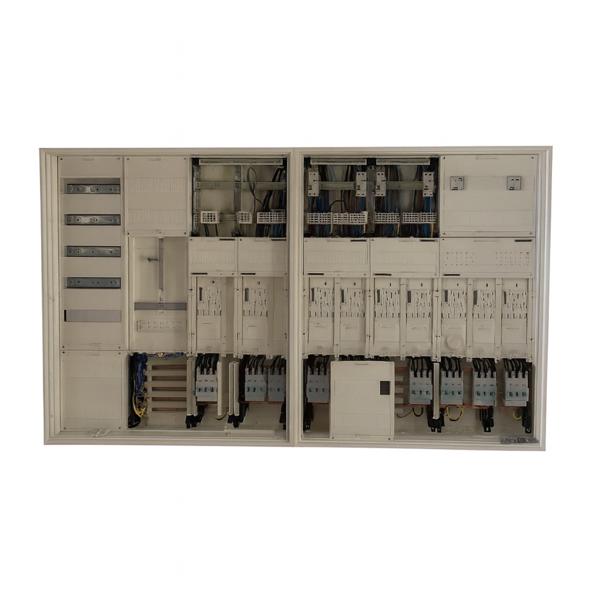 Tablou de distribuție complet echipat cu componente electrice certificate de Electro Serv T.F.