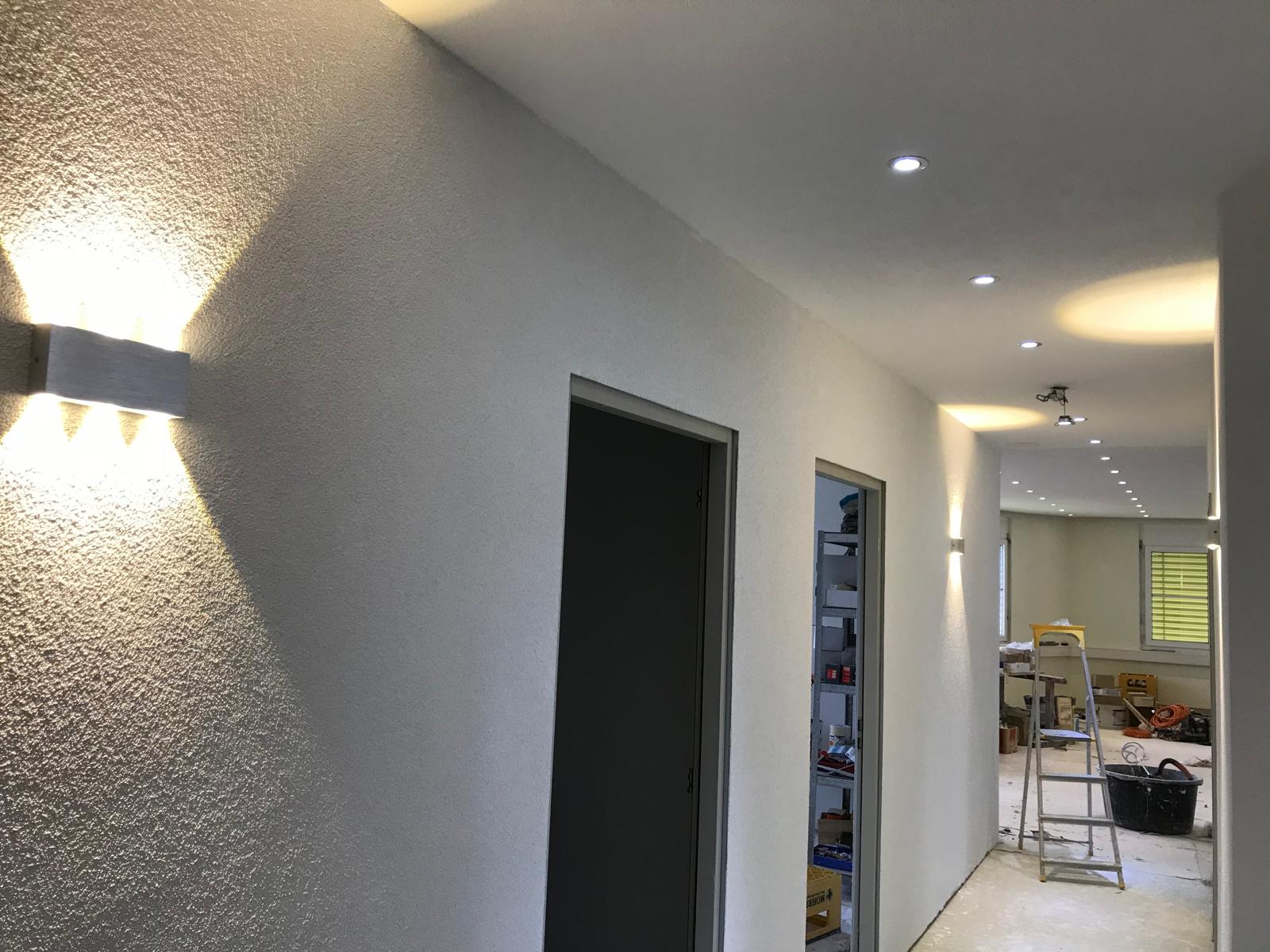 Iluminat arhitectural cu aplice LED pe un coridor, realizat de Electro Serv T.F.